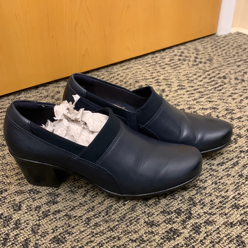 Barely used!  Clarks womens shoes.  Size 9.  Navy.